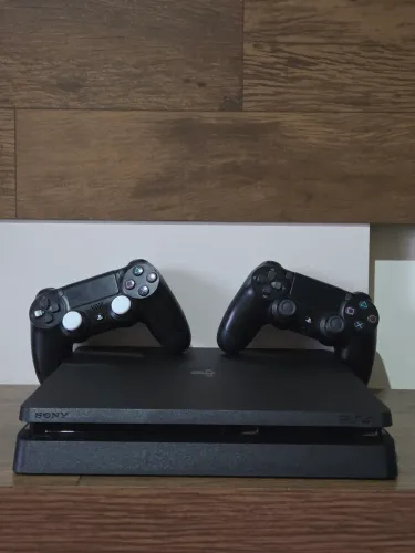 PS4 +2 Controles-Copleto<br><br>Completo e FuncionandoPS4 + 2 Controles-<br><br>Completo e Funcionando