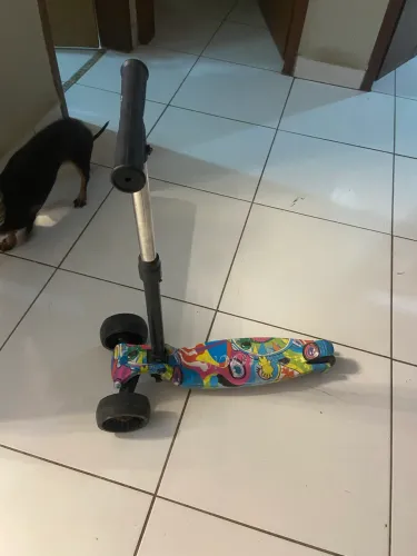 Patinete com luz nas rodas