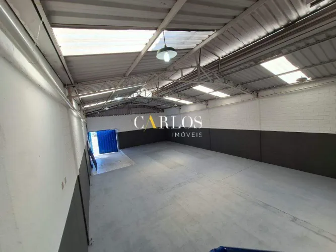 Galpão com entrada por duas ruas