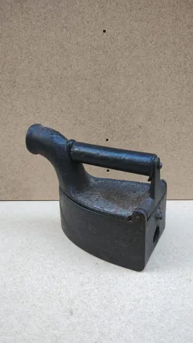 Ferro de Passar Roupa Antigo em Ferro Fundido