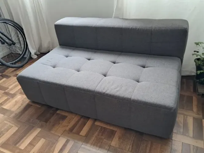 Sofá Sofo Cinza dois lugares da Tok Stok