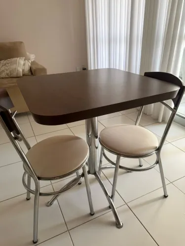 Mesa de duas cadeiras para espaço pequeno