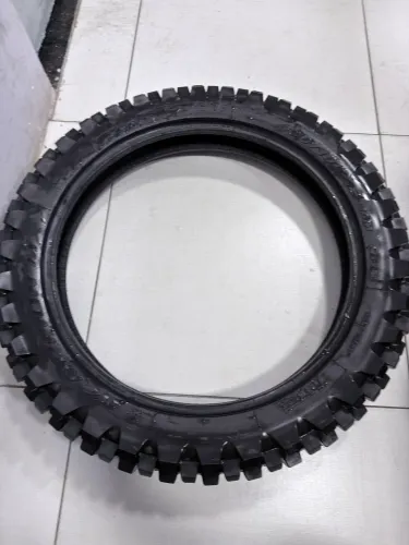 Pneu de moto para trilha
