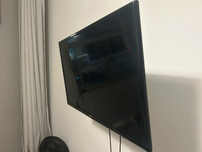 TV SAMSUNG 32 polegadas, acompanha suporte parede (nao é smart) 