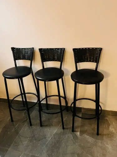Três banquetas preta alta.