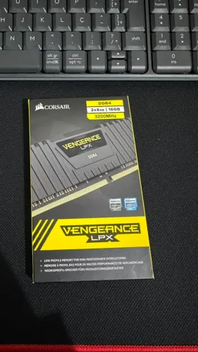 Kit 16GB (2x8GB) RAM DDR4 3200MHz Corsair Vengeance LPX - NOVO/LACRADO