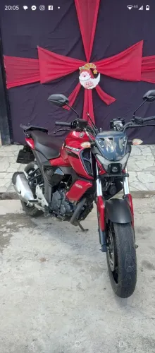 Quero vender a moto pra comprar um carro, moto zera conservada toda top e conserar .