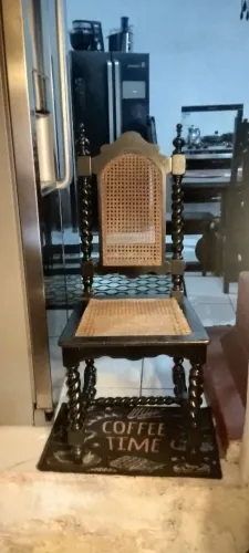 vendo uma belíssima cadeira antiga 