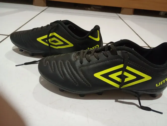 CHUTEIRA umbro campo 38 pouca utilizada preto com verde neon