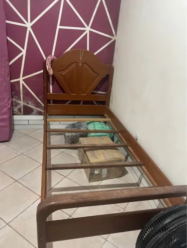 Cama de madeira de solteiro
