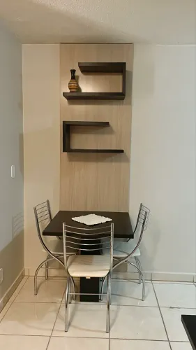 VENDO CONJUNTO PLANEJADO - PAINEL + MESA + 4 CADEIRAS
