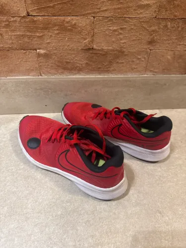 Tênis Nike vermelho