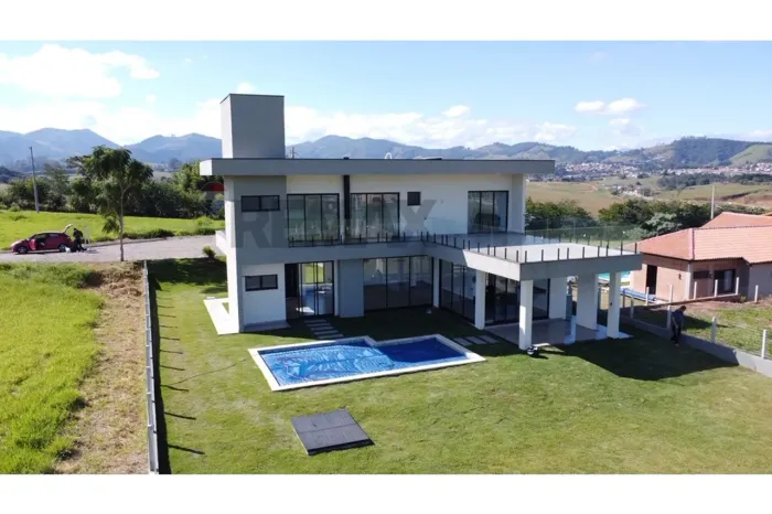 CASA À VENDA EM EMPREENDIMENTO FECHADO EM JOANÓPOLIS POR R$1.650,000