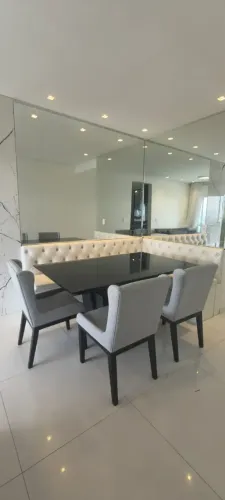 Apartamento mobiliado com fino acabamento para locação, tem 2 quartos e 70m2/ nascente e a