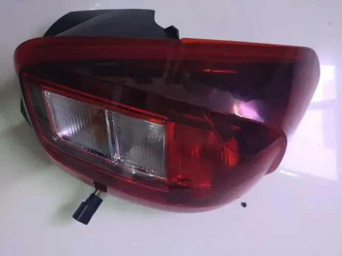 Lanterna Kwid traseira direita, lado motorista com LED (com detalhe, reparo)