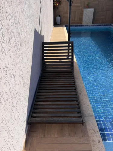 Vendo espreguiçadeira de madeira
