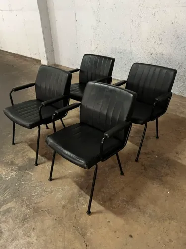 Cadeira de Recepção Executiva em Courvin Preto com Braços