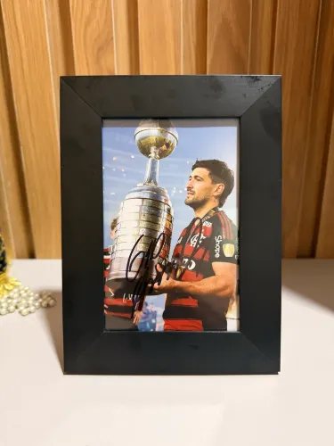Foto autografada pelo arrascaeta no porta retrato