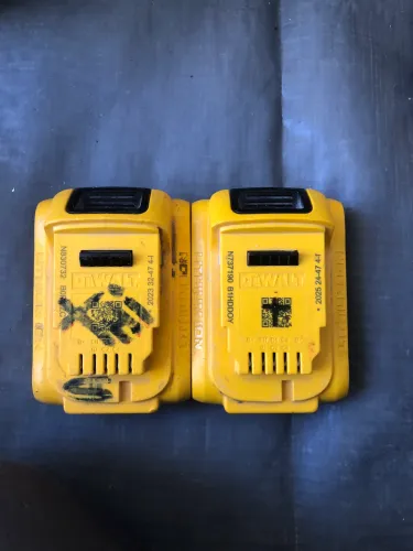 Kit dewalt com 2 baterias e 1 carregador 