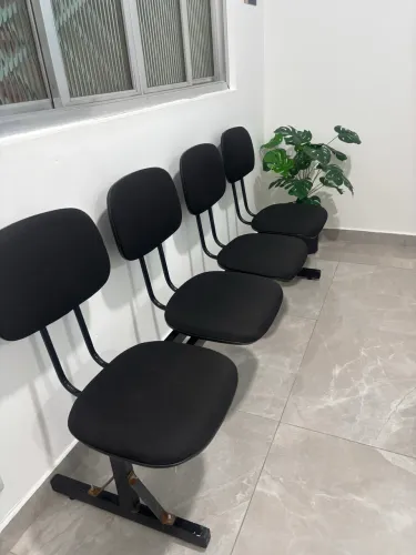 Longarina 4 Lugares Estofada Preta para Recepção