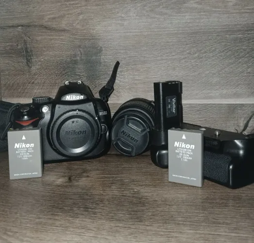 Nikon d5000 em estado muito bom, acompanha lente do kit, duas baterias e carregador