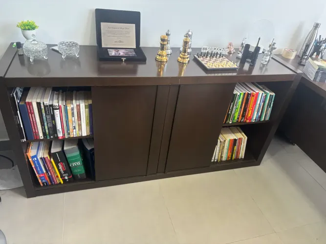 Móvel aparador luxuoso em madeira 