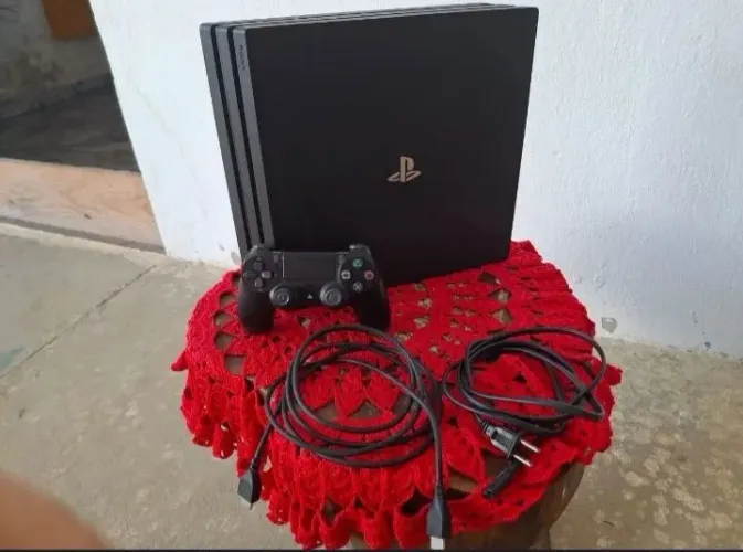 PlayStation 4 Pro (PS4 Pro) + Controle e Cabos aceito celular em troca