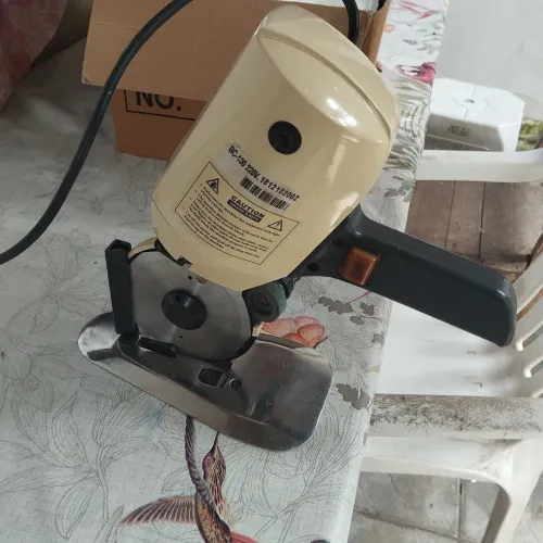 Máquina para cortar tecido