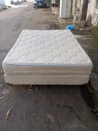 Cama de casal toda boa.