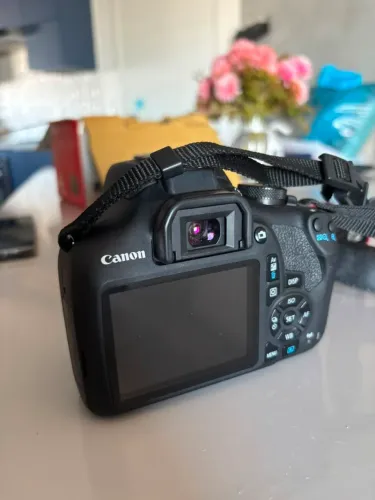 Camera T7 com lente original do kit: 18-55mm.