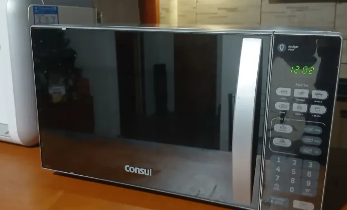 Microondas Consul 110Vts/21Lts espelhado, modelo atual, estado de semi novo. É só usar.