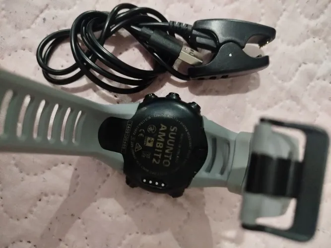 Relógio Suunto Ambit 2 com o carregador.  