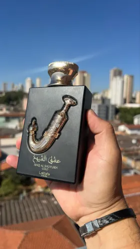 Perfume Ishq Al Shuyukh da Lattafa é uma linha de perfumes árabes da coleção