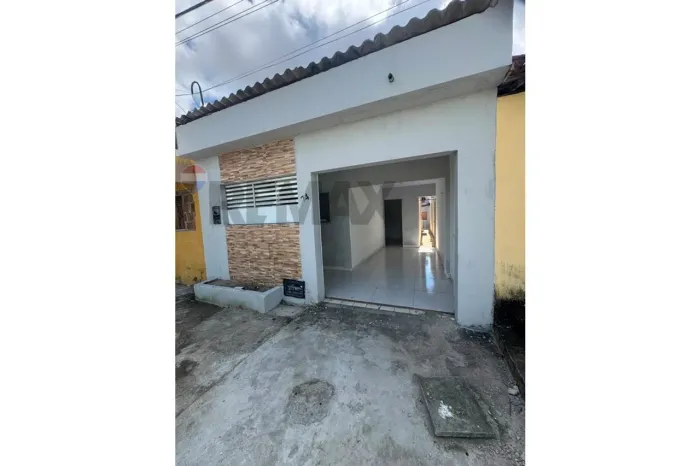 OPORTUNIDADE! Casa 2 Quartos em Candelária com Espaço para Carro e moto.