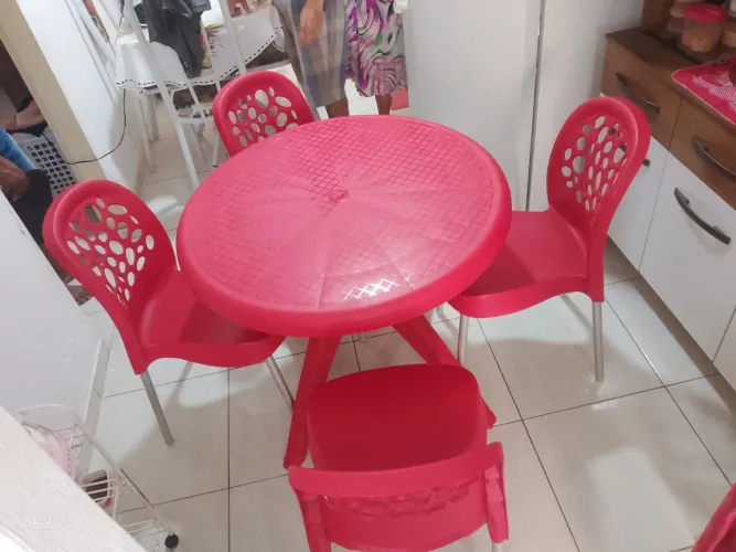 Mesa com 4 cadeiras