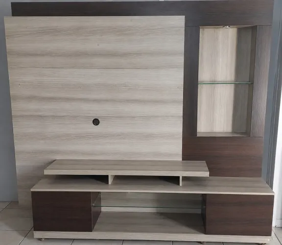 Rack/Painel para TV com Nichos e Prateleiras - Madeira