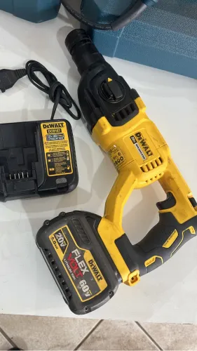 VENDO MARTELETE DEWALT A BATERIA 20V 6.0 AH SEMI-NOVO ORIGINAL 