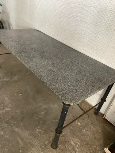 Mesa em Mármore pernas em ferro fundido 2 metros