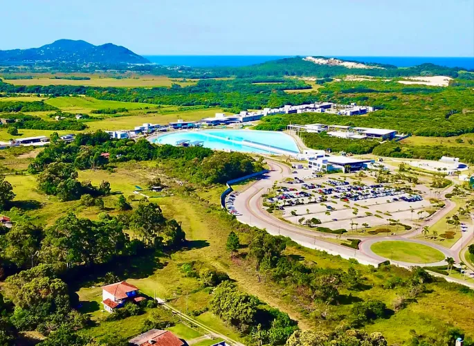 TERRENO 2.000m² EM GAROPABA/SC ? AO LADO DA SURFLAND BRASIL