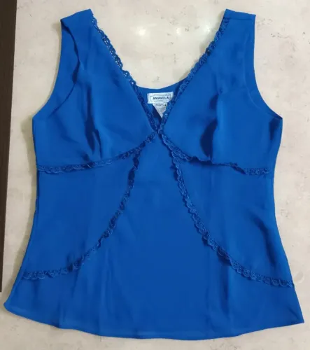 Blusinha sem manga tecido fino forrado detalhe em bordado inglês tam P Azul