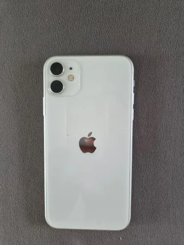 IPhone 11 branco sem detalhes