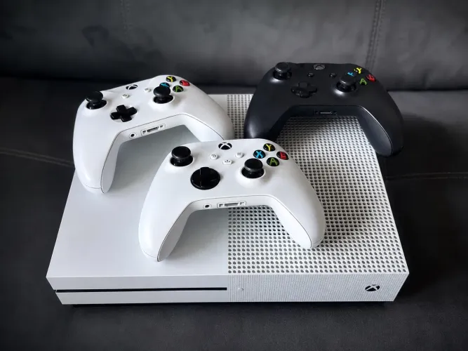 Xbox One S 1Tb - 3 Controles - Pilhas Recarregáveis