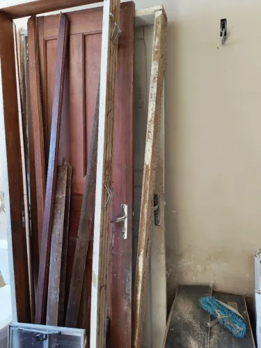 2 portas em madeira maciça com cachilho usadas em bom estado