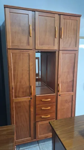 Guarda roupa de madeira solteiro