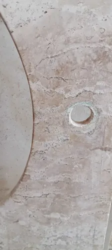Bancada em granito bege para banheiro