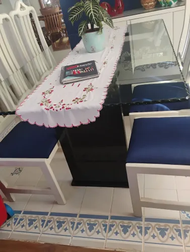Mesa de vidro com cadeiras