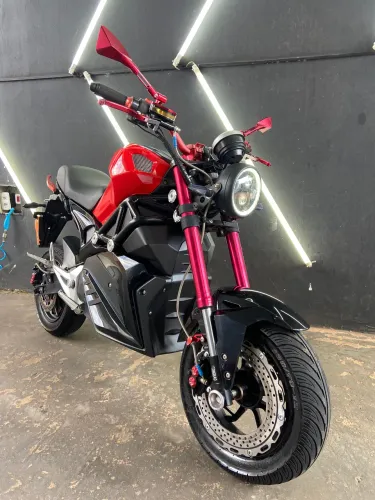 Moto elétrica 100% modelo monster m1