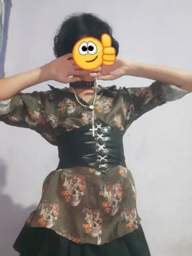 Camisa de cetim com estampa de caveiras