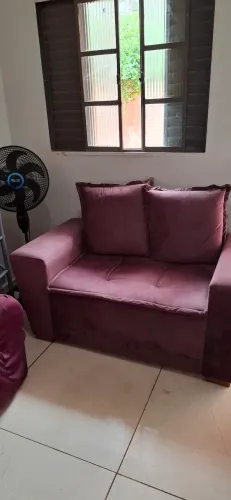 Lindo sofá de Veludo, 2 lugares, Seminovo, medidas: 1,45 Comp. X 0,80 Largura, 0,90 Altura