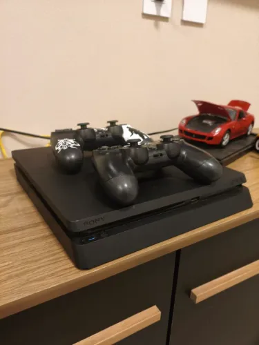 Playstation 4 slim 500 gb somente mídia digital dois controles paralelos